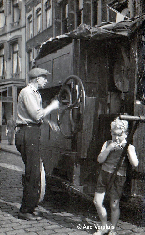 Eind jaren 50 - Piet Tom met de Lekkerkerker op de markt van Gouda